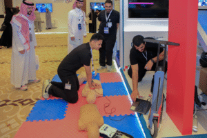 تدريب عملي للإسعافات الأولية للشركات ضمن فعالية توعوية لتعليم الموظفين مهارات الإنعاش القلبي والرئوي