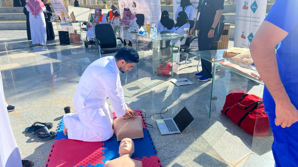 "تدريب عملي للإسعافات الأولية للشركات ضمن فعالية توعوية لتعليم الموظفين مهارات الإنعاش القلبي والرئوي."